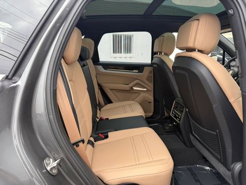 Used 2025 Porsche Cayenne E-Hybrid Sport Utility 4D w/ Premium Package Plus AWD/4WD image 32