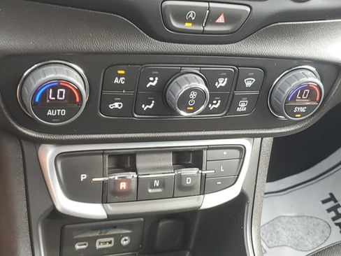 Used 2024 GMC Terrain SLT FWD image 28