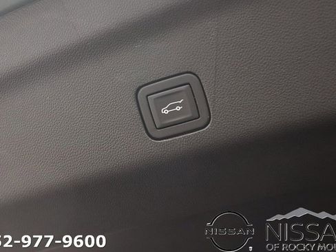 Used 2023 Chevrolet Suburban Premier image 18