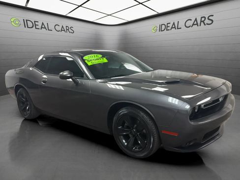 Used 2016 Dodge Challenger SXT RWD image 3