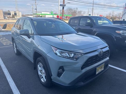 Used 2021 Toyota RAV4 XLE image 3
