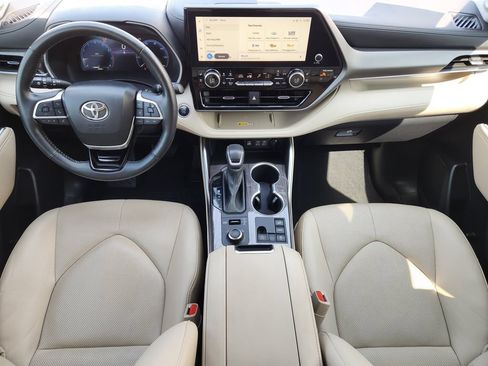 Used 2024 Toyota Highlander Limited AWD/4WD image 18