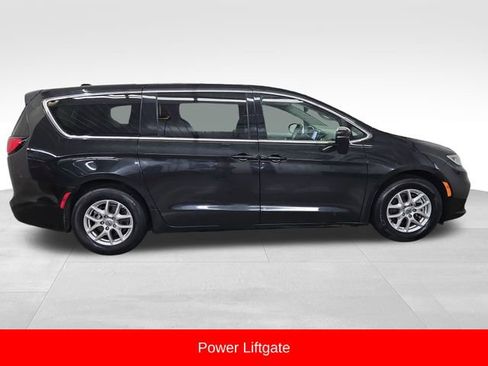 Used 2023 Chrysler Pacifica Touring-L image 8