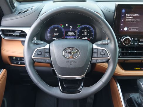 Used 2025 Toyota Highlander Platinum AWD/4WD image 17