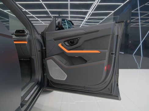 Used 2025 Lamborghini Urus SE image 43