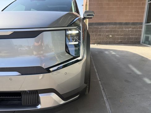 Used 2024 Kia EV9 Wind image 11