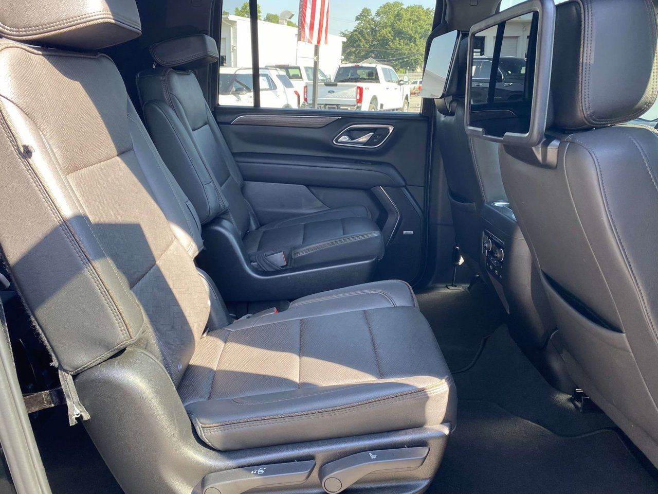 Used 2024 Chevrolet Suburban High Country w/ Premium Package 2 AWD/4WD image 17