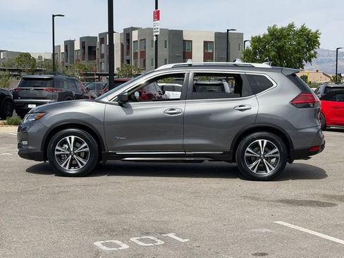 Used 2017 Nissan Rogue SL image 2