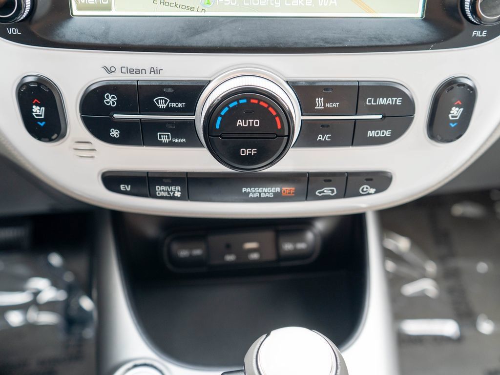 Used 2016 Kia Soul EV + FWD image 25