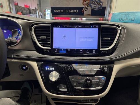 Used 2024 Chrysler Pacifica Select image 27