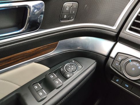 Used 2019 Ford Explorer Limited w/ Limited Luxury Package FWD image 27