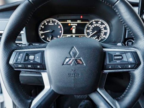 Used 2023 Mitsubishi Outlander SE image 11