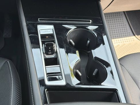 Certified 2025 Volkswagen Atlas Cross Sport SE AWD/4WD image 18