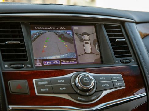 Used 2017 INFINITI QX80 4WD w/ Deluxe Technology Package image 16