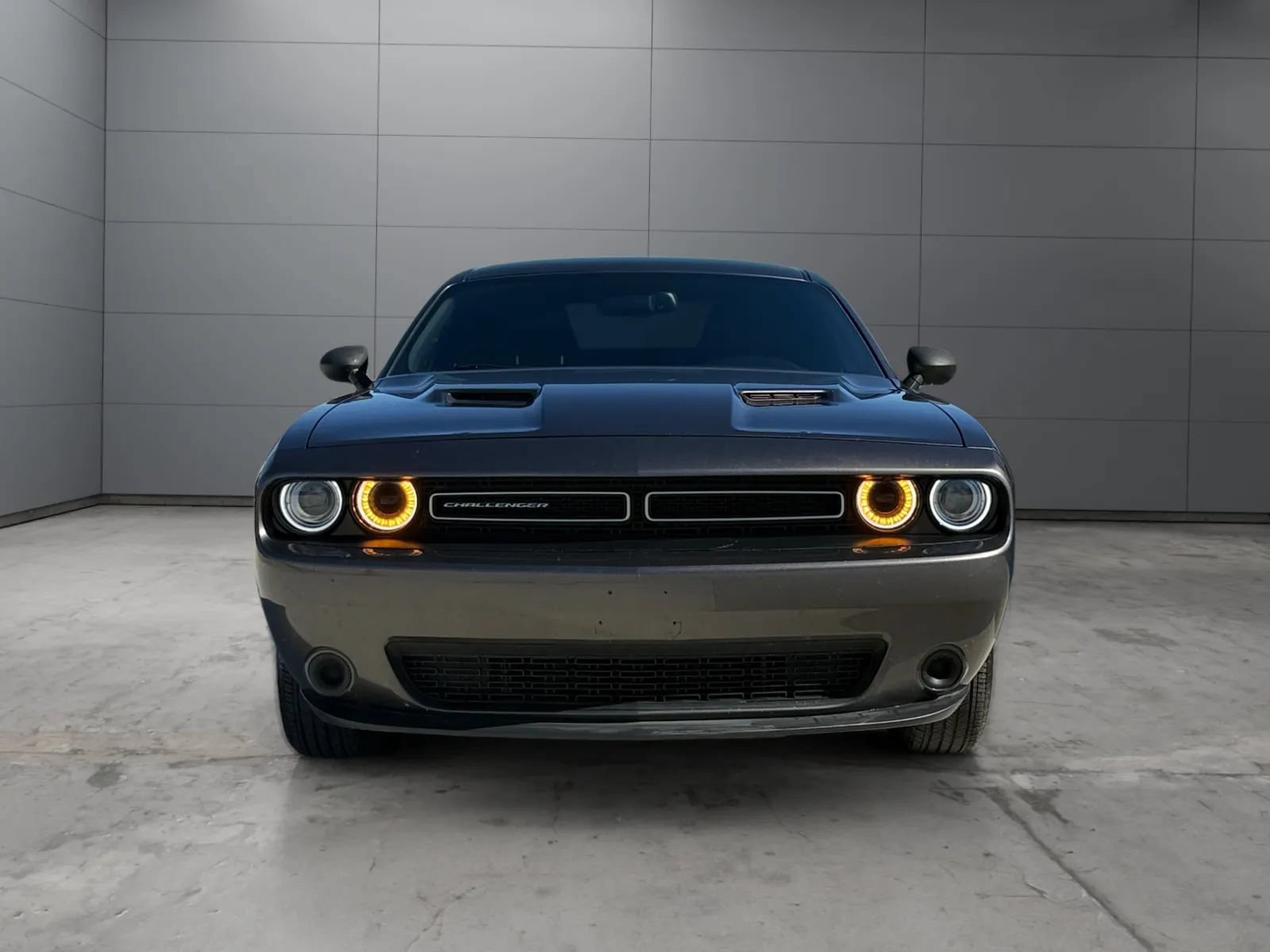 Used 2015 Dodge Challenger SXT RWD image 2