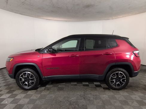 Used 2025 Jeep Compass Trailhawk AWD/4WD image 9