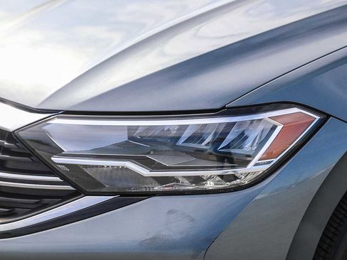 Used 2024 Volkswagen Jetta SE image 8