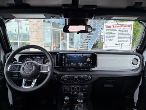Used 2025 Jeep Wrangler Unlimited Sahara AWD/4WD image 33