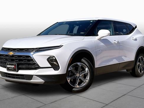 Used 2025 Chevrolet Blazer LT image 3