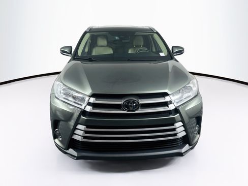 Used 2019 Toyota Highlander XLE FWD image 2