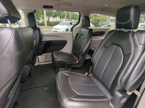 Used 2023 Chrysler Pacifica Touring-L FWD image 17
