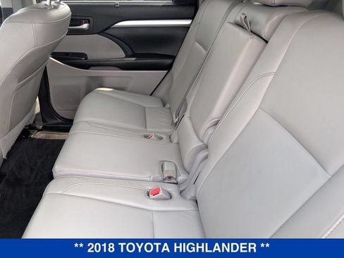 Used 2018 Toyota Highlander XLE w/ Carpet Mat Package (TMS) AWD/4WD image 17