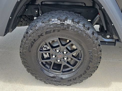 Used 2024 Jeep Gladiator Rubicon AWD/4WD image 10