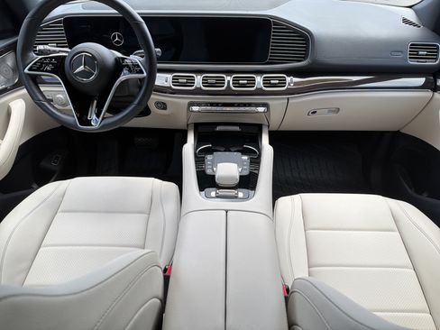 Used 2025 Mercedes-Benz GLS 450 4MATIC image 4
