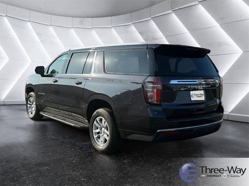 Used 2024 Chevrolet Suburban LT image 3