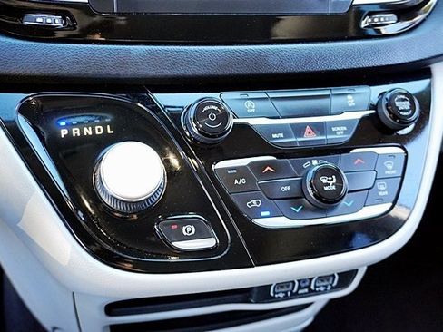 Certified 2022 Chrysler Voyager LX image 27