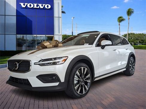 New 2026 Volvo V60 B5 Cross Country Ultra w/ Protection Package Premier image 4