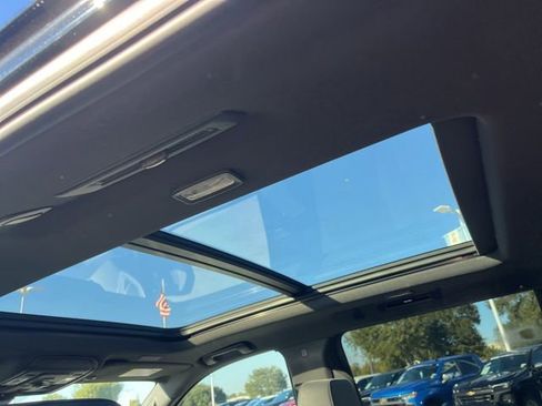 Used 2025 Chevrolet Suburban Z71 w/ Comfort Package image 32