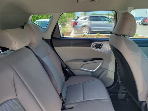 Used 2025 Kia Soul LX w/ LX Technology Package FWD image 30