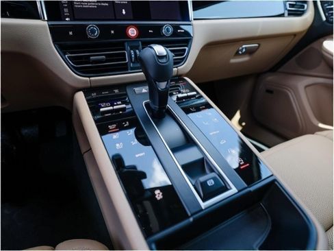 Certified 2025 Porsche Macan image 20