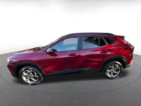 Used 2025 Chevrolet Trax LT image 9