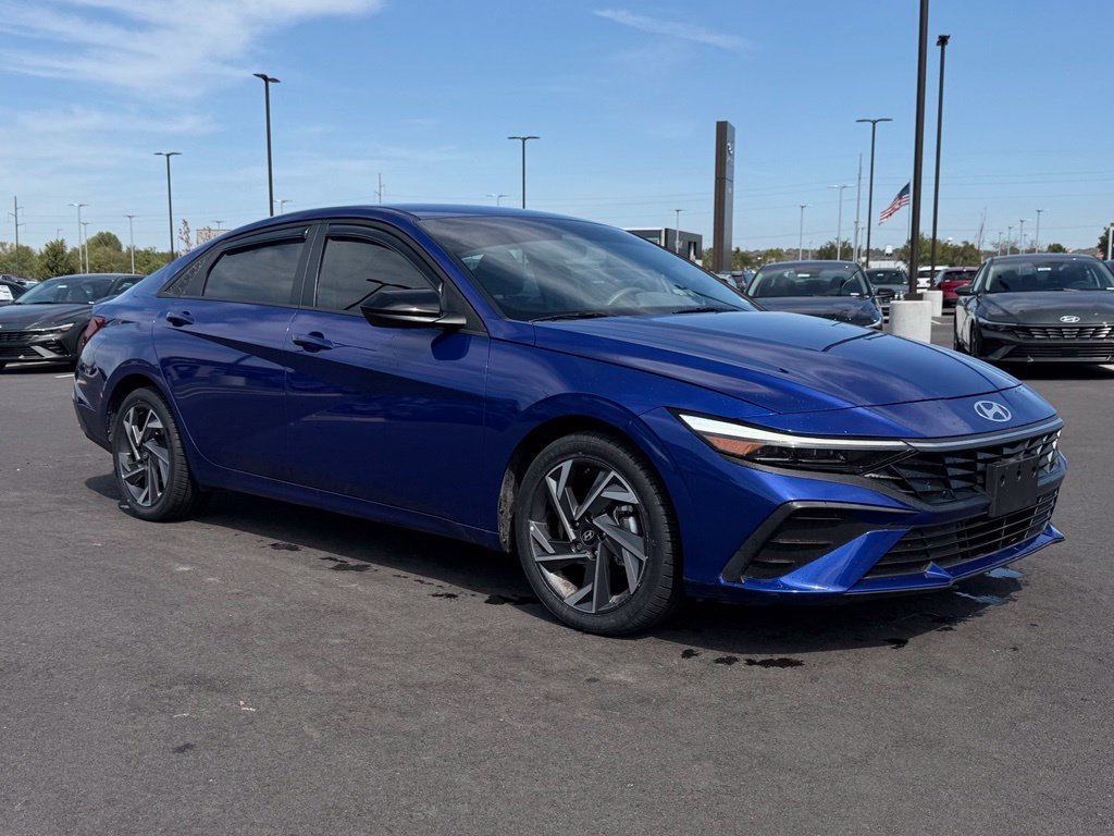 Certified 2025 Hyundai Elantra Sport FWD image 3