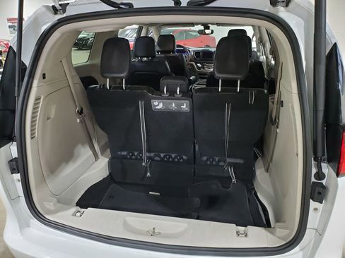 Used 2020 Chrysler Voyager Lxi FWD image 41