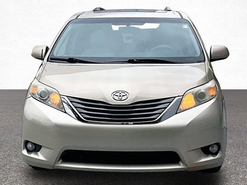 Used 2013 Toyota Sienna XLE FWD image 3
