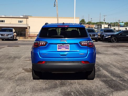 Used 2024 Jeep Compass Latitude AWD/4WD image 8