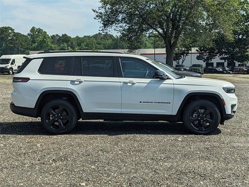 New 2025 Jeep Grand Cherokee L Altitude image 2