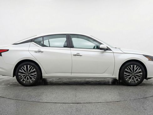 Used 2025 Nissan Altima 2.5 SV image 11
