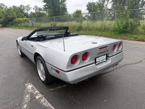 Used 1988 Chevrolet Corvette Convertible RWD image 12