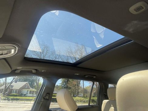 Used 2025 Jeep Grand Cherokee L Limited w/ Luxury Tech Group II image 19