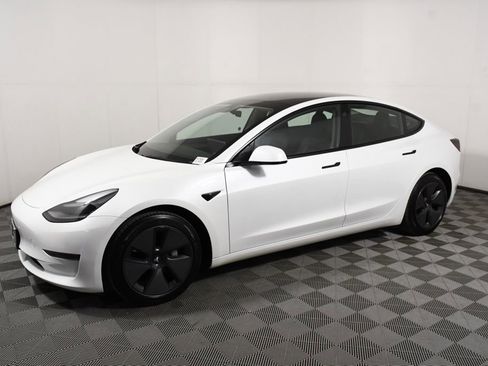 Used 2023 Tesla Model 3 Standard Range image 2