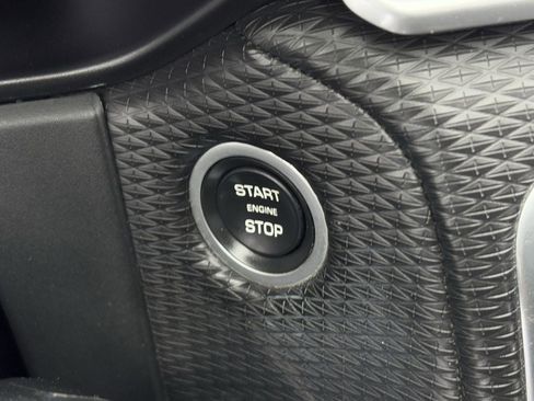 Used 2018 Land Rover Range Rover Velar S image 18