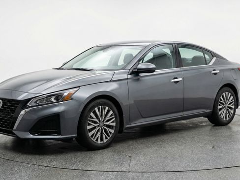 Used 2025 Nissan Altima 2.5 SV FWD image 3