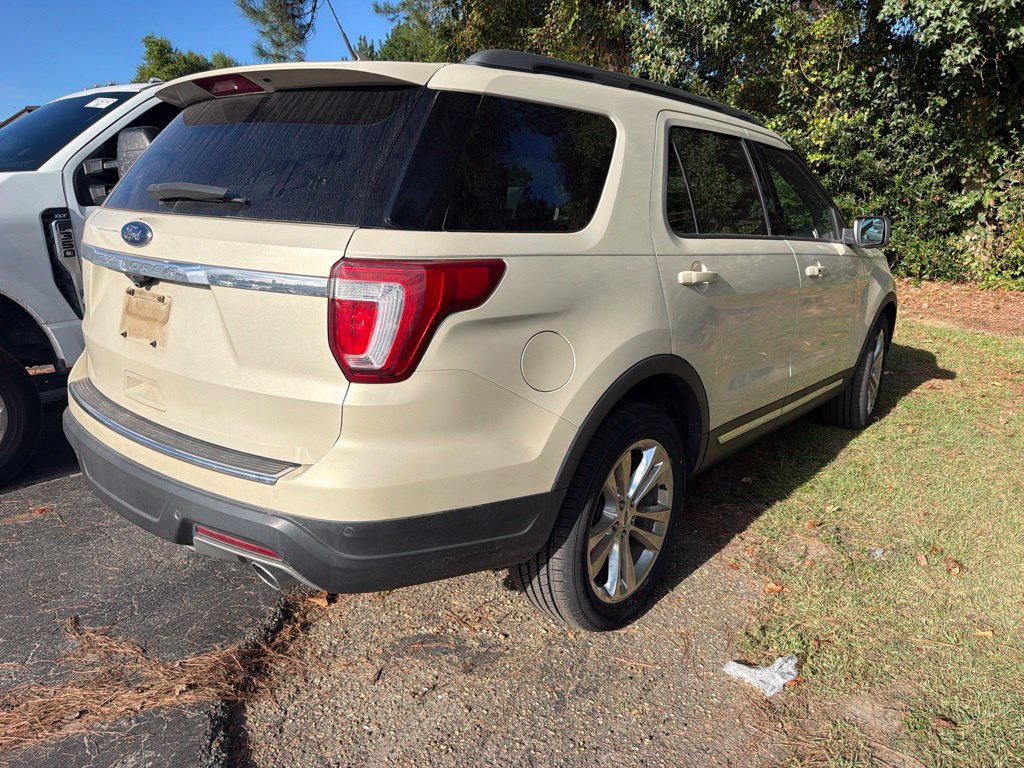 Used 2018 Ford Explorer XLT w/ Equipment Group 202A FWD image 3