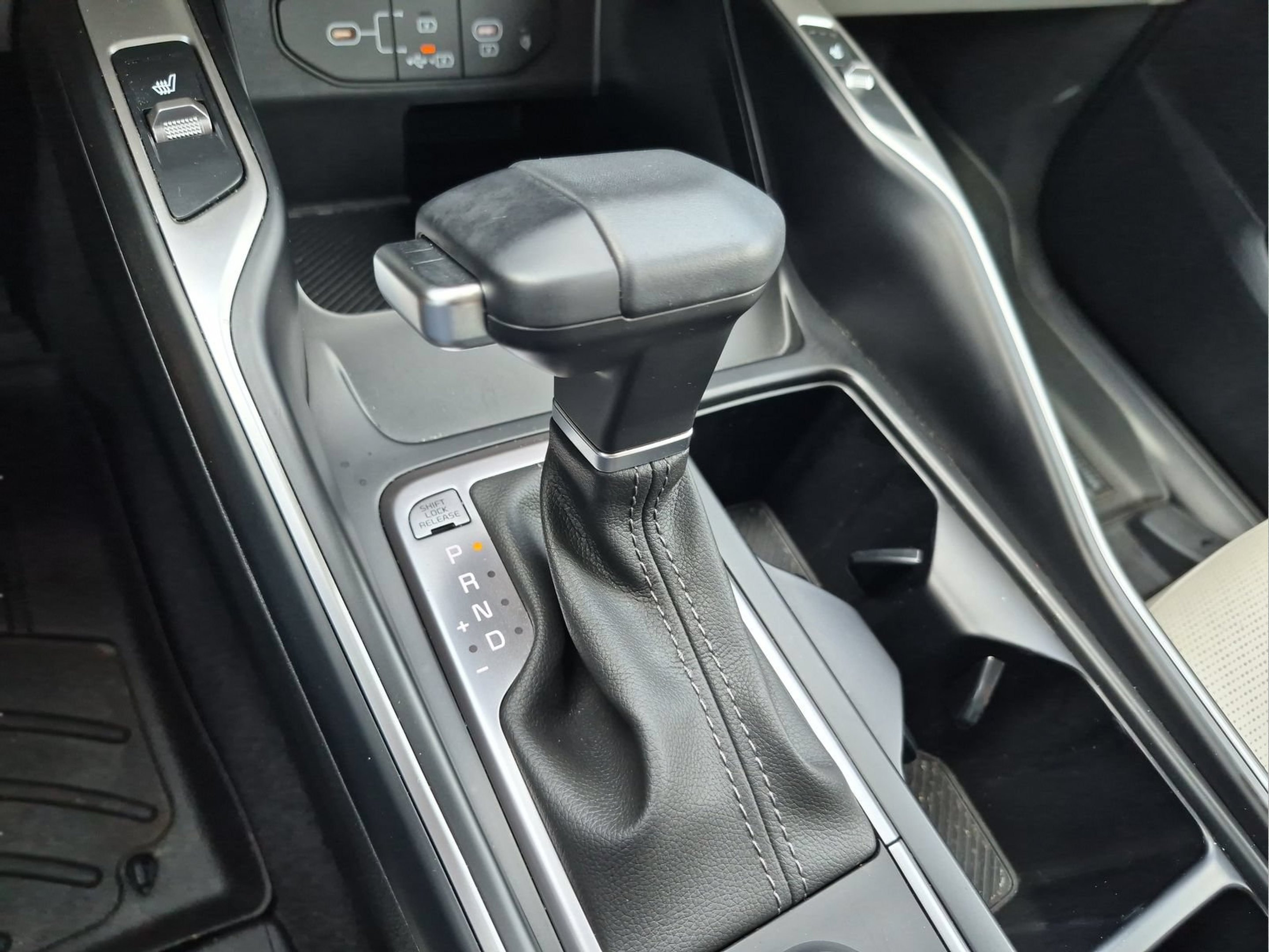Certified 2025 Kia Sorento S FWD image 16