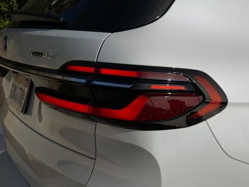 Used 2024 BMW X7 xDrive40i w/ Premium Package image 9