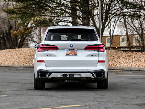 Used 2025 BMW X5 xDrive50e w/ M Sport Package image 4